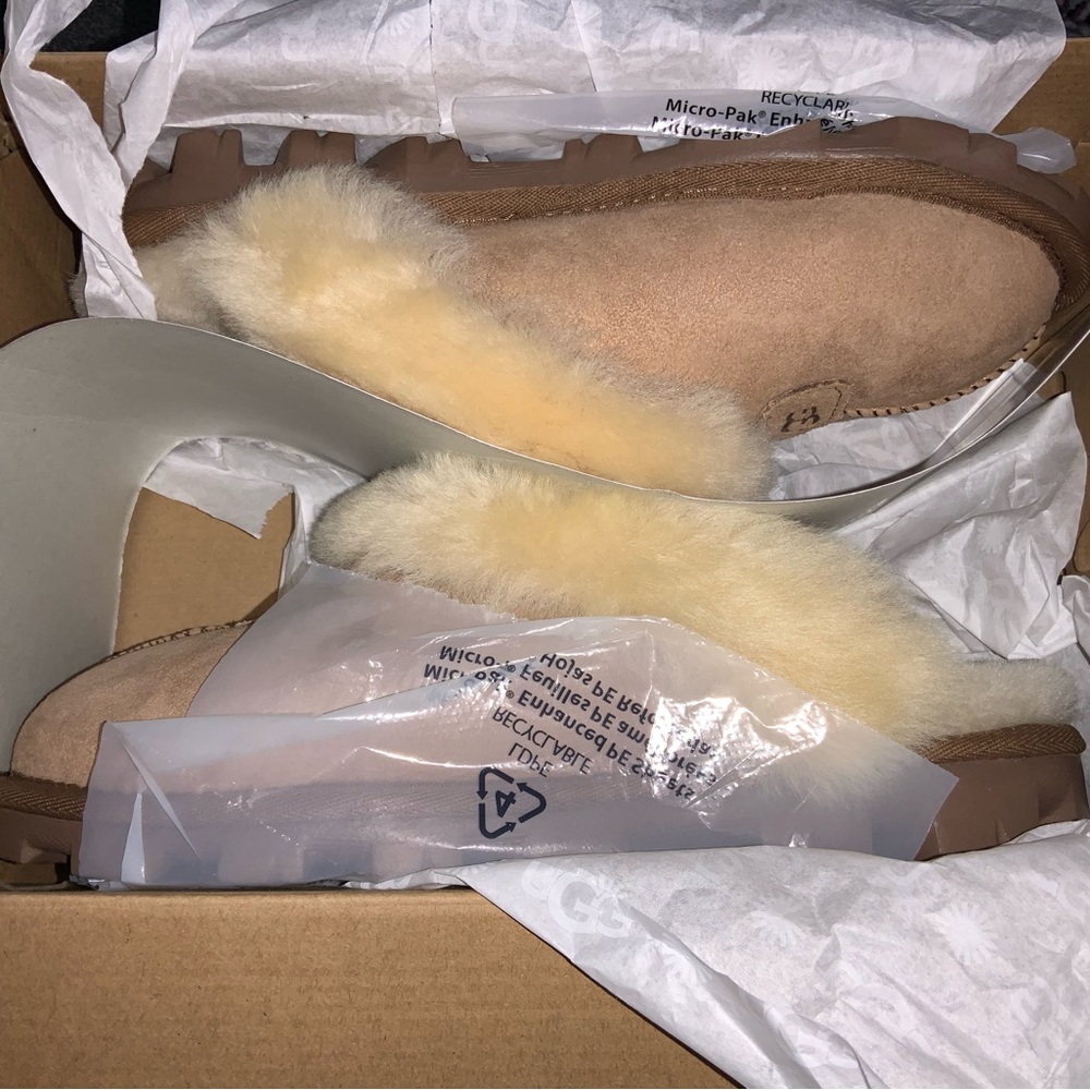 UGG W Coquette 
New shoes- (no damage or ever used)
-Women  
-size 6